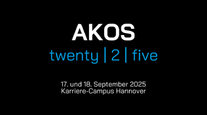 Schwarze Grafik mit weißem und blauem Text. Oben steht in Weiß „AKOS“. Darunter steht in Blau „twenty | 2 | five“. Ganz unten steht in kleiner weißer Schrift: „17. und 18. September 2025 Karriere-Campus Hannover“.